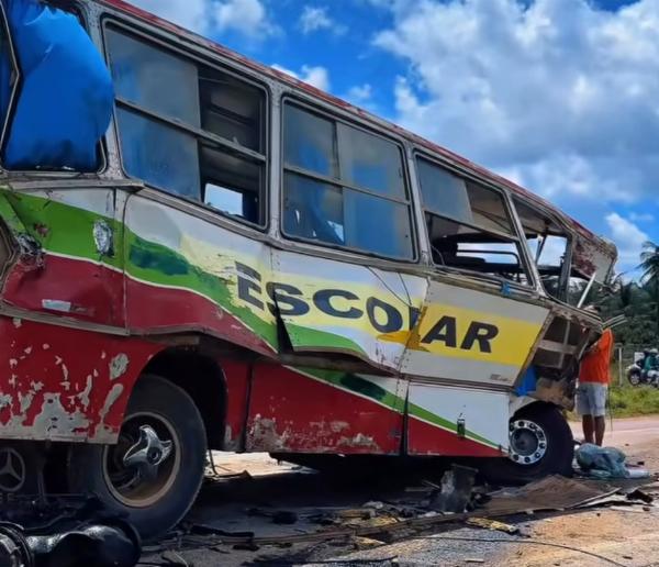 Mulher grávida está entre as vítimas de batida entre carreta e ônibus na BR-116, em Tucano