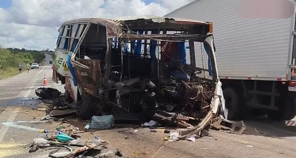 Mulher grávida está entre as vítimas de batida entre carreta e ônibus na BR-116, em Tucano