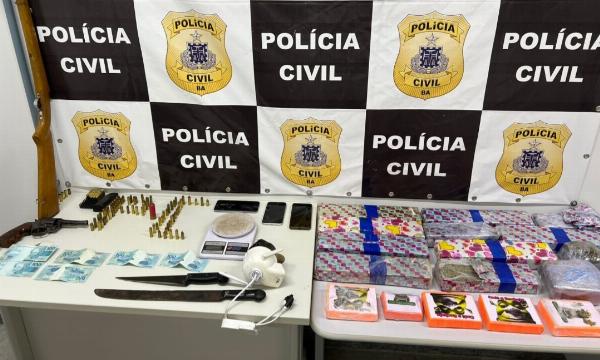 Dois são presos com arma, munições e drogas em Cansanção