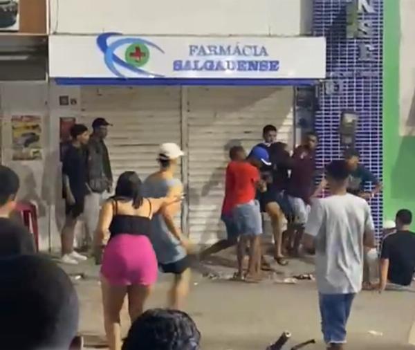 Homem e adolescente são baleados em praça após festa de gincana em Conceição do Coité