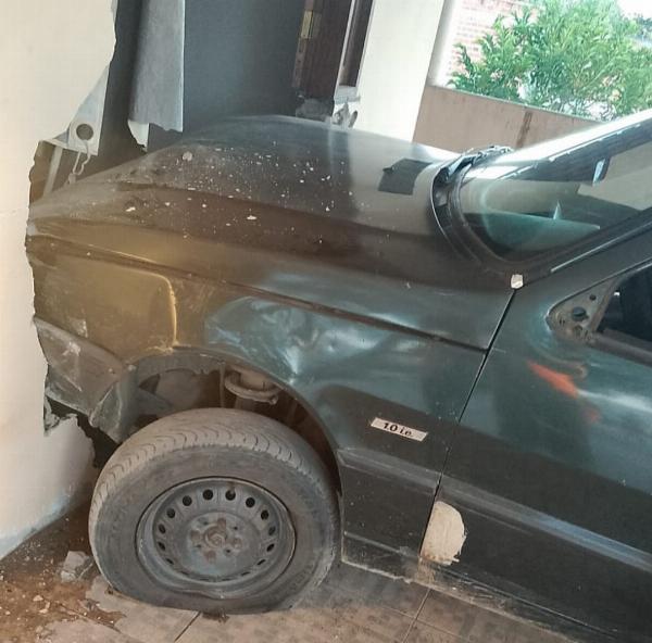 Idoso de 78 anos passa mal, perde controle de carro e colide contra casa em Conceição do Coité