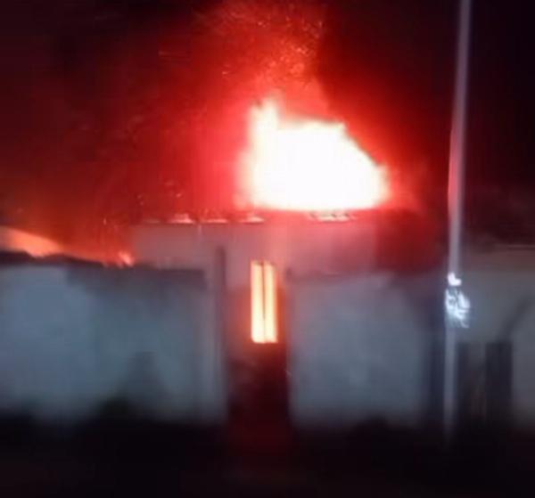 Homem é suspeito de atear fogo na casa da ex-companheira em Lamarão