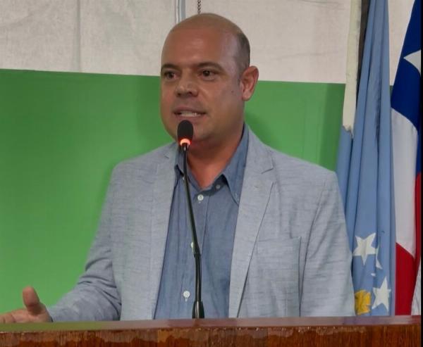 Prefeito de Serra Preta é acusado de contratações sem concurso público