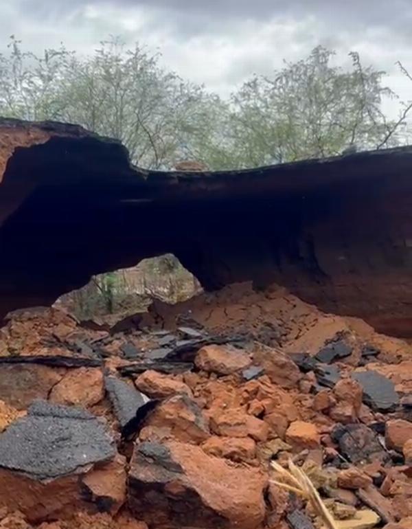 Cratera se abre na BR-116 e trecho entre Araci e Tucano é totalmente interditado