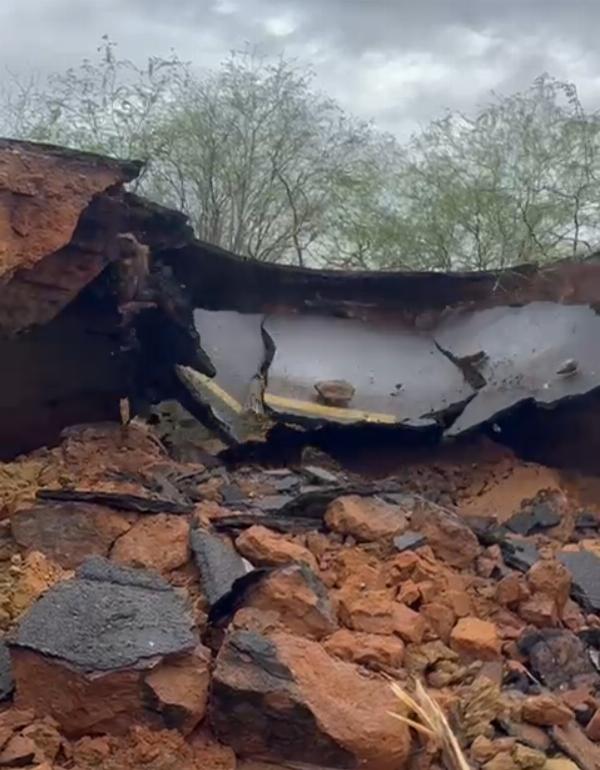 Cratera se abre na BR-116 e trecho entre Araci e Tucano é totalmente interditado
