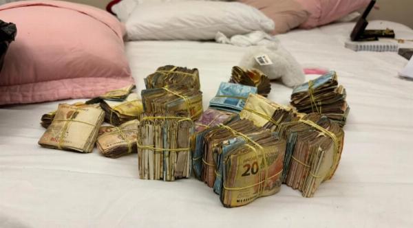 Advogada 'porta-voz' de chefe de facção preso em Serrinha é detida em Salvador com R$ 190 mil