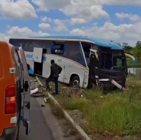 Colisão entre caminhão baú e ônibus deixa dois mortos e feridos na BR-324, em Tanquinho
