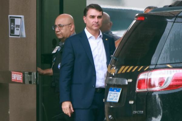 Bolsonaro define filho como seu candidato à Presidência da República