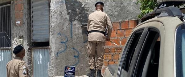 PM remove pichações com referência a facção criminosa em bairro de Serrinha