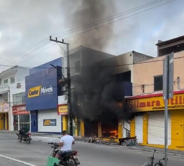 Incêndio destrói loja de variedades em Santaluz