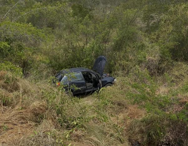 Homem fica ferido após carro capotar enquanto voltava do velório de prima em Conceição do Coité