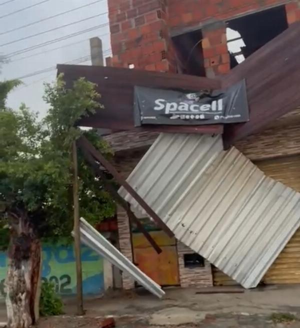 Chuva de granizo atinge cidades da região do Sisal e assusta moradores Moradores de ao menos cinco cidades da região do Sisal foram surpreendidos por chuva de granizo registrada entre sábado (3) e domingo (4). Vídeos e fotos compartilhados nas redes sociais mostram a surpresa da população diante do fenômeno. Os registros foram feitos em localidades de Serrinha, Conceição do Coité, Santaluz, Queimadas e Lamarão. Nesta última cidade, inclusive, as pedras de gelo danificaram telhados e alguns imóveis foram tomados pela água da chuva. Em imagens divulgadas pelos moradores, é possivel ver pequenas pedras de gelo sendo recolhidas dentro de casas e em vias públicas. O fenômeno foi registrado após uma forte onda de calor. Em Queimadas, a chuva de granizo ocorreu no povoado do Rio do Peixe, onde faltou energia elétrica no sábado (3), devido aos fortes ventos. Já em Santaluz, motoristas precisaram parar os veículos às margens da BA-120 por conta da baixa visibilidade. Em Serrinha, além da queda de granizo em localidades como Alto de Fora, Entrocamento de Ichu e Alto da Bandeira, as fortes rajadas de vento destelharam casas, derrubaram árvores e danificaram estruturas. Apesar dos prejuízos materiais, não houve registro de feridos. O granizo é caracterizado por pedras de gelo que se formam em nuvens de grande extensão vertical, chamadas de cumulonimbus. Elas são comuns após dias muito quentes e possuem temperatura abaixo de zero grau, o que contribui para a formação de gelo.