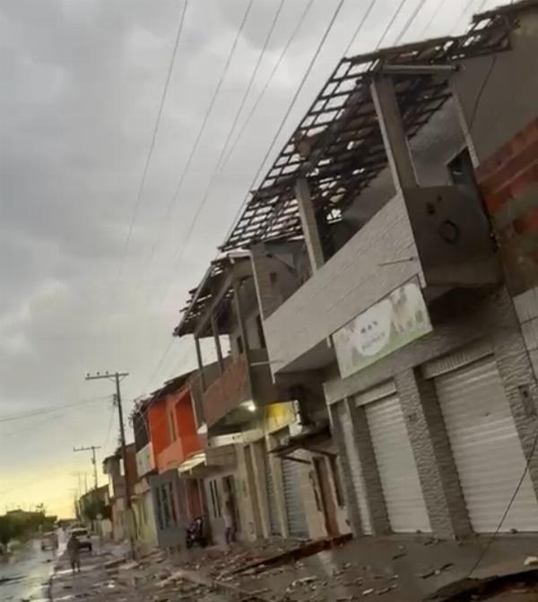 Chuva de granizo atinge cidades da região do Sisal e assusta moradores Moradores de ao menos cinco cidades da região do Sisal foram surpreendidos por chuva de granizo registrada entre sábado (3) e domingo (4). Vídeos e fotos compartilhados nas redes sociais mostram a surpresa da população diante do fenômeno. Os registros foram feitos em localidades de Serrinha, Conceição do Coité, Santaluz, Queimadas e Lamarão. Nesta última cidade, inclusive, as pedras de gelo danificaram telhados e alguns imóveis foram tomados pela água da chuva. Em imagens divulgadas pelos moradores, é possivel ver pequenas pedras de gelo sendo recolhidas dentro de casas e em vias públicas. O fenômeno foi registrado após uma forte onda de calor. Em Queimadas, a chuva de granizo ocorreu no povoado do Rio do Peixe, onde faltou energia elétrica no sábado (3), devido aos fortes ventos. Já em Santaluz, motoristas precisaram parar os veículos às margens da BA-120 por conta da baixa visibilidade. Em Serrinha, além da queda de granizo em localidades como Alto de Fora, Entrocamento de Ichu e Alto da Bandeira, as fortes rajadas de vento destelharam casas, derrubaram árvores e danificaram estruturas. Apesar dos prejuízos materiais, não houve registro de feridos. O granizo é caracterizado por pedras de gelo que se formam em nuvens de grande extensão vertical, chamadas de cumulonimbus. Elas são comuns após dias muito quentes e possuem temperatura abaixo de zero grau, o que contribui para a formação de gelo.