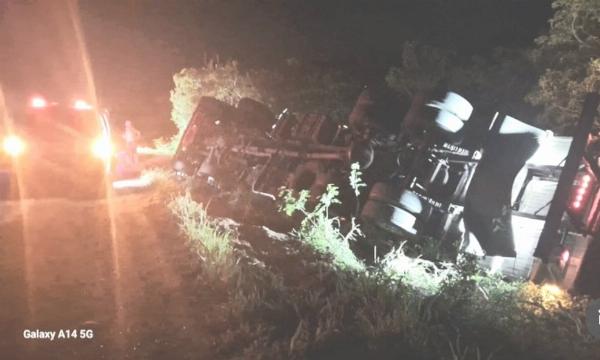 Acidente deixa três pessoas feridas após carreta tombar em trecho da BR-324 em Riachão do Jacuípe