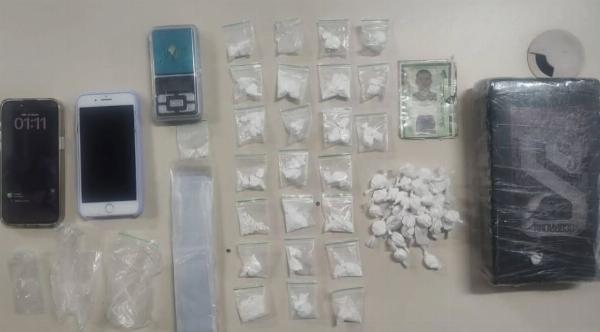 PM apreende mais de 1 kg de cocaína em distrito de Tucano