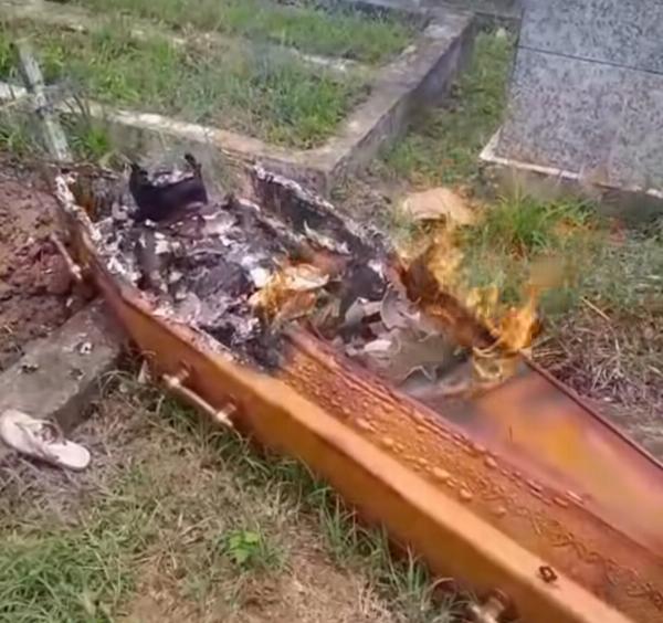 VÍDEO: Criminosos invadem cemitério e incendeiam caixão durante sepultamento no Sul da Bahia