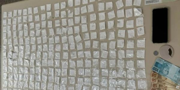 Homem é preso com mais de 250 porções de cocaína em Monte Santo