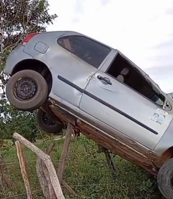 Carro fica suspenso após motorista bater em cerca e capotar em Piritiba
