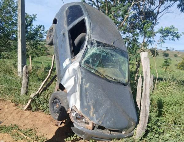 Vídeo: Carro fica suspenso após motorista bater em cerca e capotar em Piritiba