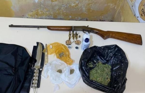 PM apreende arma, drogas e pés de maconha em Quijingue