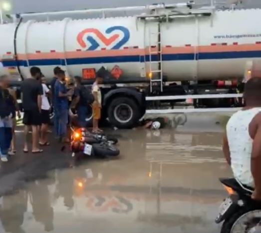 Policial penal morre após colisão entre moto e carreta na BR-116, em Teofilândia
