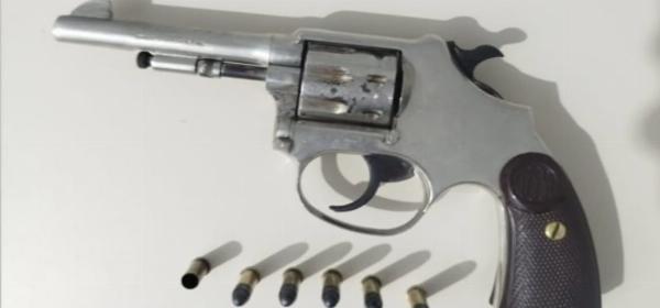 Dupla é presa com arma após carro sem placa ser abordado em Itiúba
