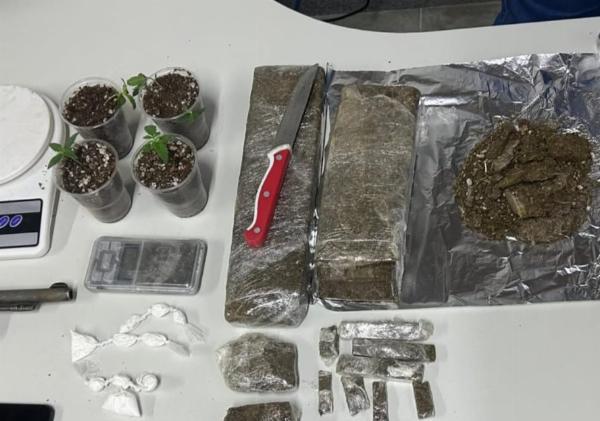 Dupla é presa com arma e 1,6 kg de maconha em Cansanção
