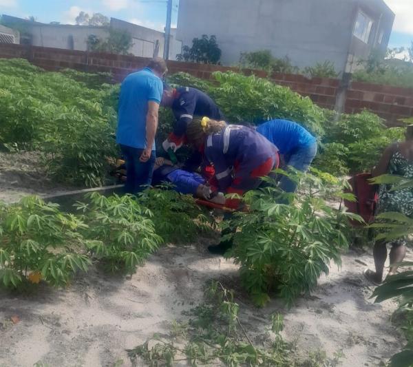 Idoso cai sobre vergalhão enquanto capinava terreno e fica em estado grave em Conceição do Coité