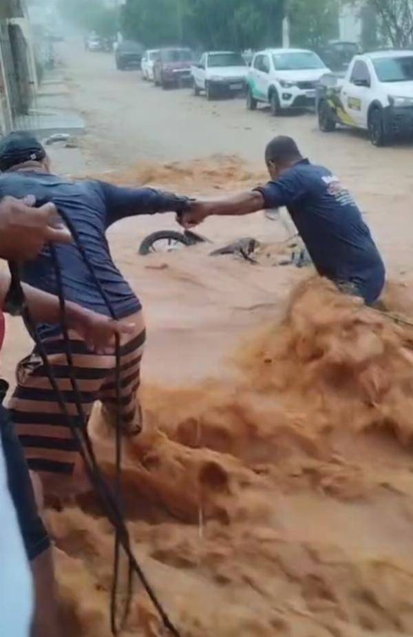 Chuva alaga hospital, destrói ruas e deixa Cícero Dantas em estado de emergência