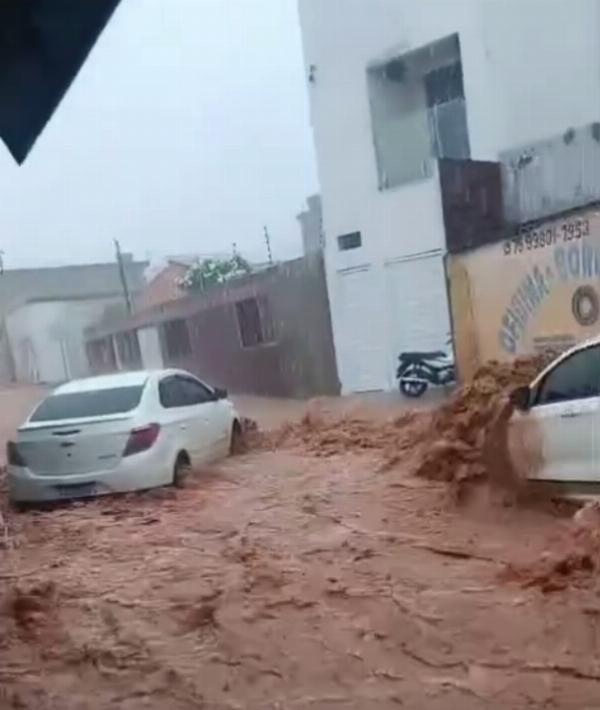 Chuva alaga hospital, destrói ruas e deixa Cícero Dantas em estado de emergência