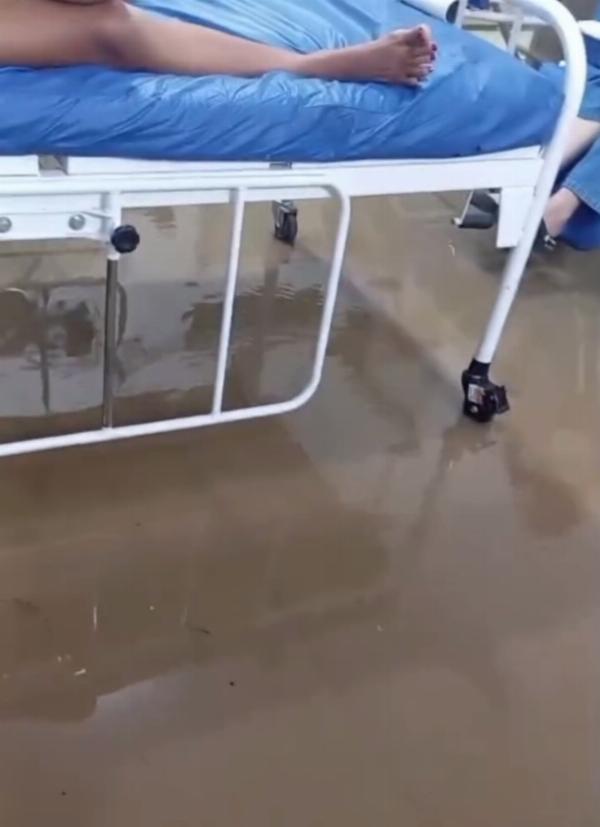 Chuva alaga hospital, destrói ruas e deixa Cícero Dantas em estado de emergência