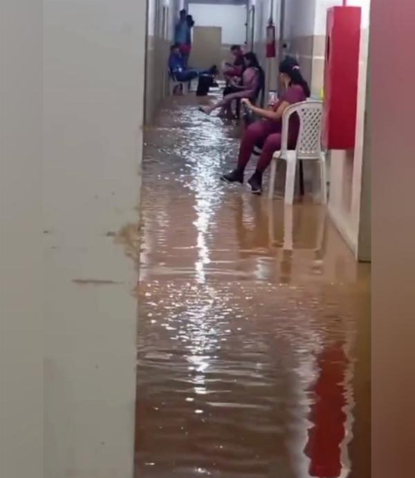 Chuva alaga hospital, destrói ruas e deixa Cícero Dantas em estado de emergência