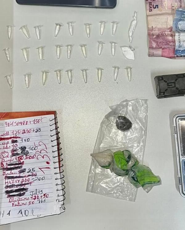 PM apreende drogas, balança e caderno do tráfico no centro de Araci