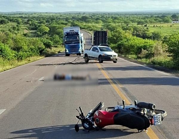 Colisão frontal entre motocicleta e carro deixa um morto na BR-116, em Teofilândia