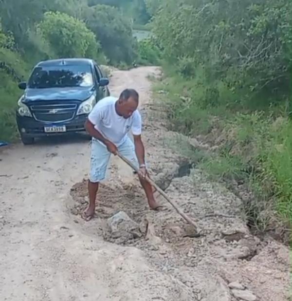 Moradores fazem "vaquinha" e recuperam estrada por conta própria em povoado de Lamarão
