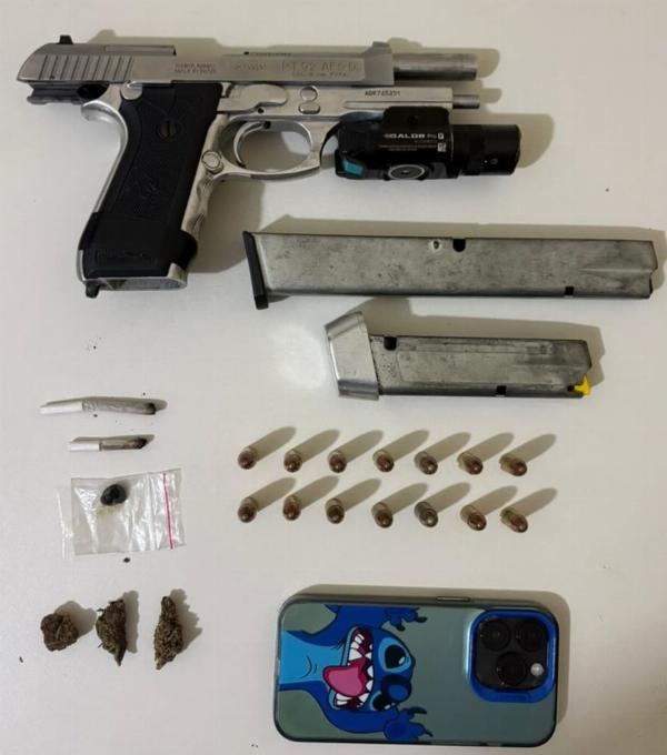 Suspeito é flagrado com pistola 9mm e haxixe dentro de veículo em Irará