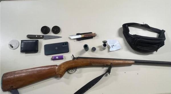 Homem é conduzido por porte ilegal de arma e droga em Quijingue