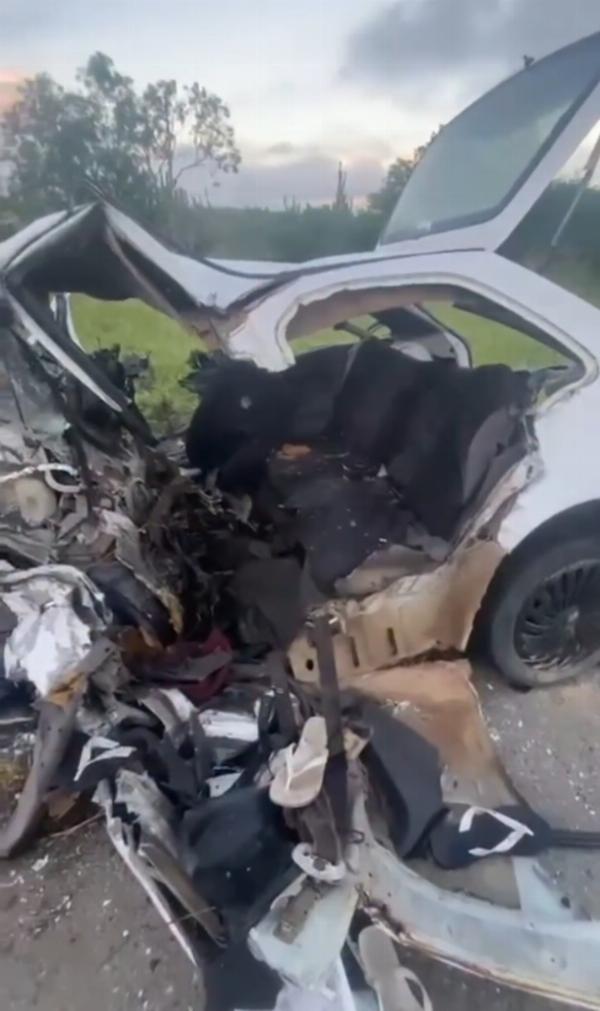 Cinco jovens morrem após colisão frontal entre carros na BR-324, em Nova Fátima