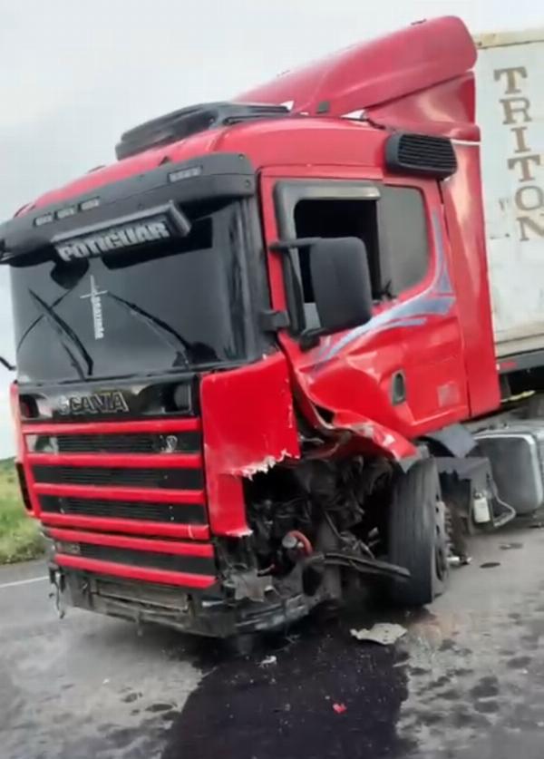 Morador de Barrocas morre em acidente entre carro e carreta na BR-116 em Tucano
