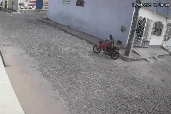 Vídeo mostra idoso furtando cachorro e levando animal na garupa de moto em Serrinha