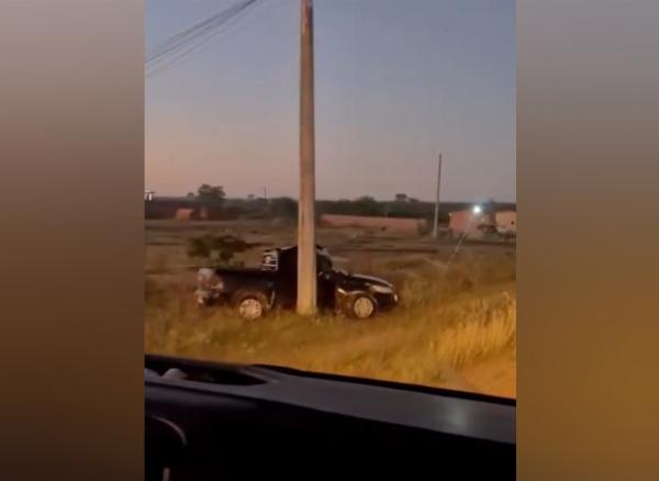 Homem fica em estado grave após carro colidir com poste entre Riachão do Jacuípe e Serra Preta