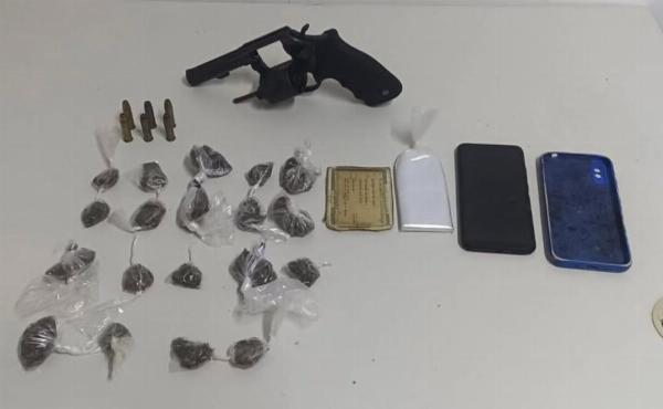 Homem é preso com arma e droga após tentar fugir da PM em Água Fria