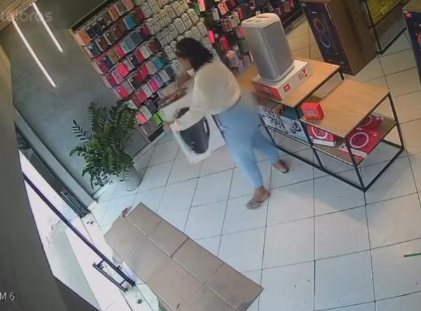 Câmeras registram mulher furtando caixas de som JBL em loja de Serrinha; prejuízo é de R$ 8 mil
