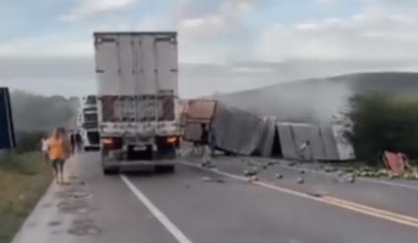 Ao menos 15 pessoas morrem em acidente envolvendo carreta, caminhão e van na BR-116, em Santa Terezinha