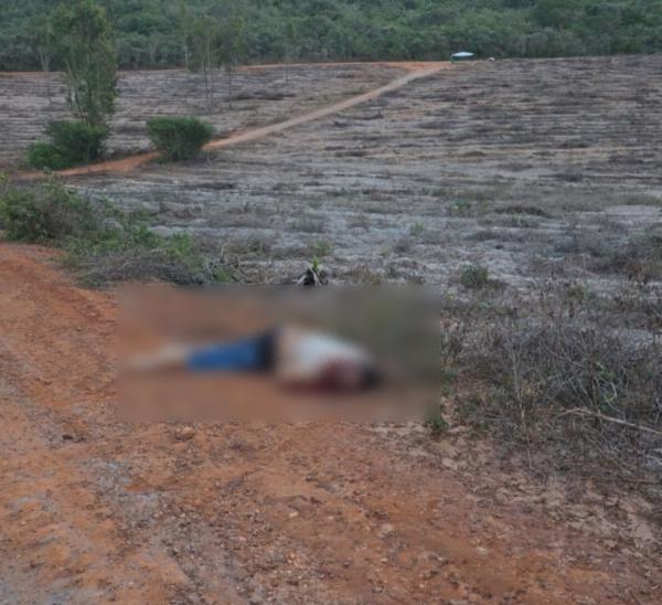 Morador de Lamarão é encontrado morto com marcas de tiros ao lado de carro incendiado em Água Fria