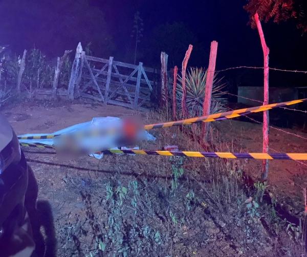 Jovem deixa casa da namorada para comprar lanche e é morto a tiros em Queimadas