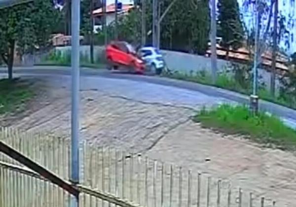 Colisão entre carros deixa duas pessoas feridas na BR-116, em Serrinha; vídeo mostra impacto