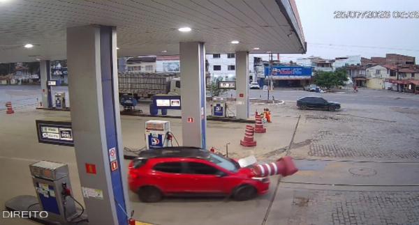 Câmeras mostram carro invadindo posto de combustíveis antes de colisão na BR-116, em Serrinha