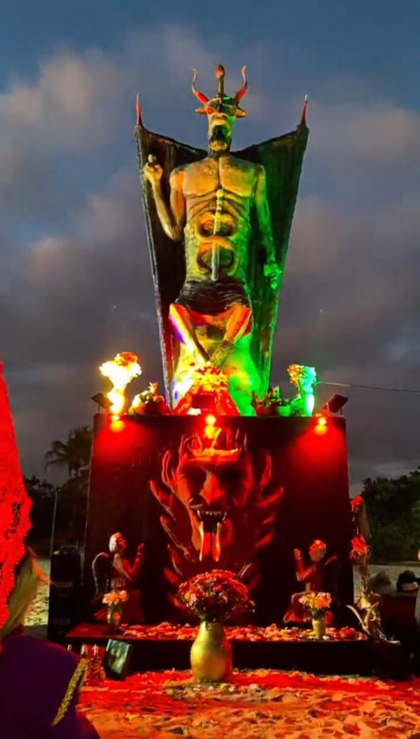 Estátua do Diabo de 11 metros é erguida no Ceará