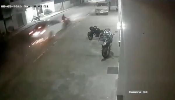 VÍDEO: motociclista é arremessado contra caminhão após ser atingido por carro em Ichu